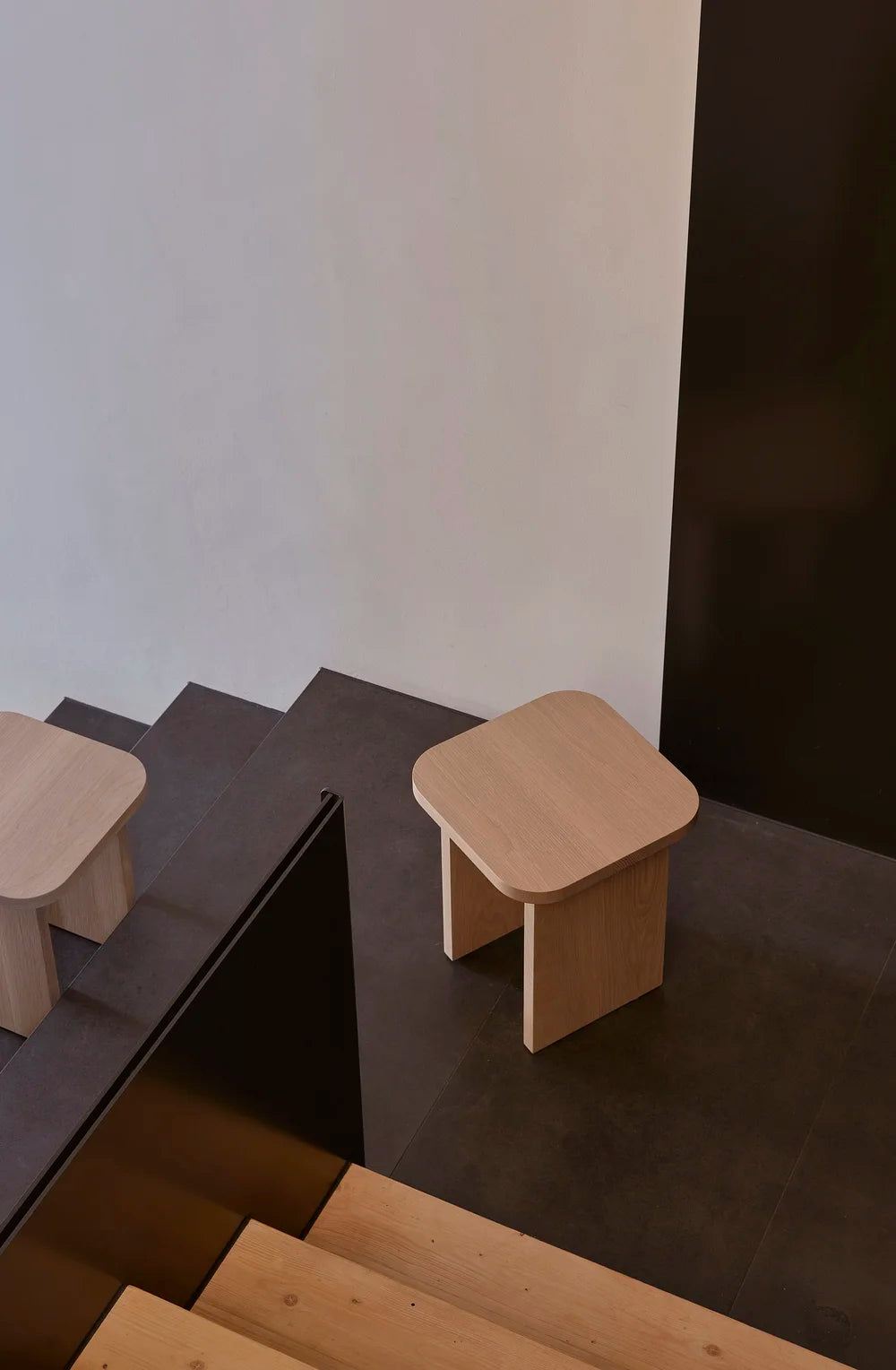 L'Art de Vivre (ART) Side Table by Fomu Studio — alternate view 2