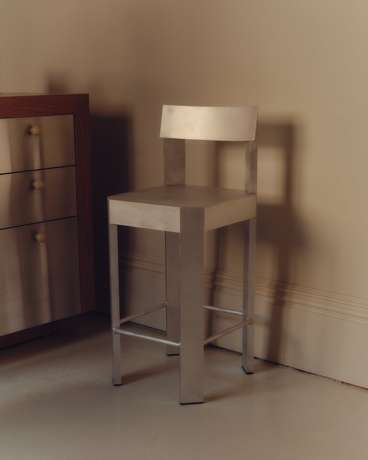 Frame Counter & Bar Stool II – Aluminium by Fomu Studio