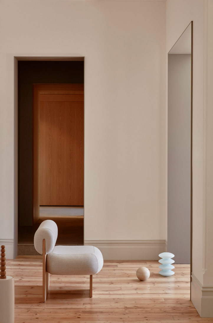 L'Art de Vivre (ART) Lounge Chair by Fomu Studio — alternate view 4
